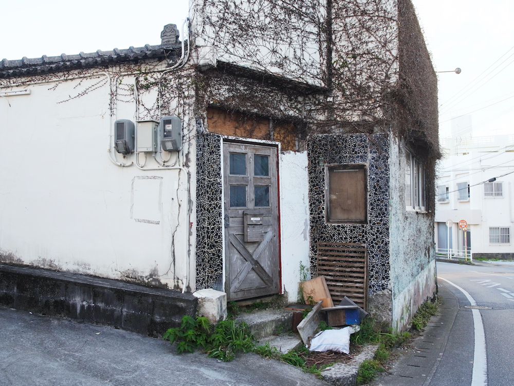 コザの街中で見かけた空き家。「空き家率の低い都道府県2位」というものの、町を歩くと人気のない家が散見されます。