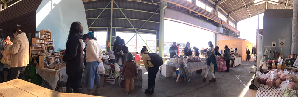 「NEWLAND」では毎月第3日曜日に「NEWLAND MARKET」が開催されている。 新鮮な農産物や、素材を活かしたクラフト作品、小道具、植物など厳選された品々が集まり、地域の人々はもちろん、遠方からもファンがかけつけるという。これはあくまでもひとつのシーンにすぎない。何もなかった場所に、「NEWLAND」というひとつの器がつくられ、その器の中で無数のできごとが日々起きている。