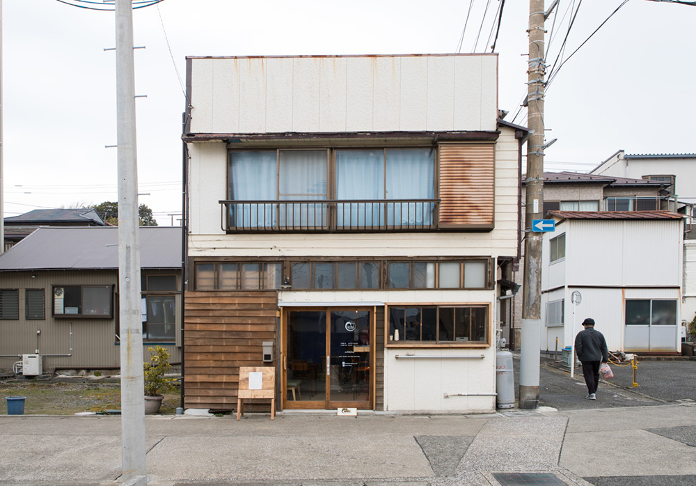 「市が立つ」賑わいをイメージして命名された『ichi』の外観。もとのモルタルの外壁に木を組み合わせ素朴な雰囲気に。