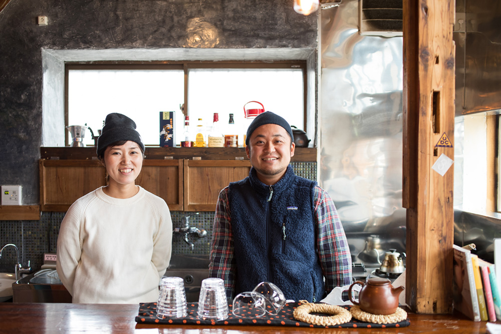 『ichi』を運営する成相修さんと祐美さんご夫妻。前職は修さんが自然学校での施設管理及び運営、祐美さんは都内でOLとして働いていました。