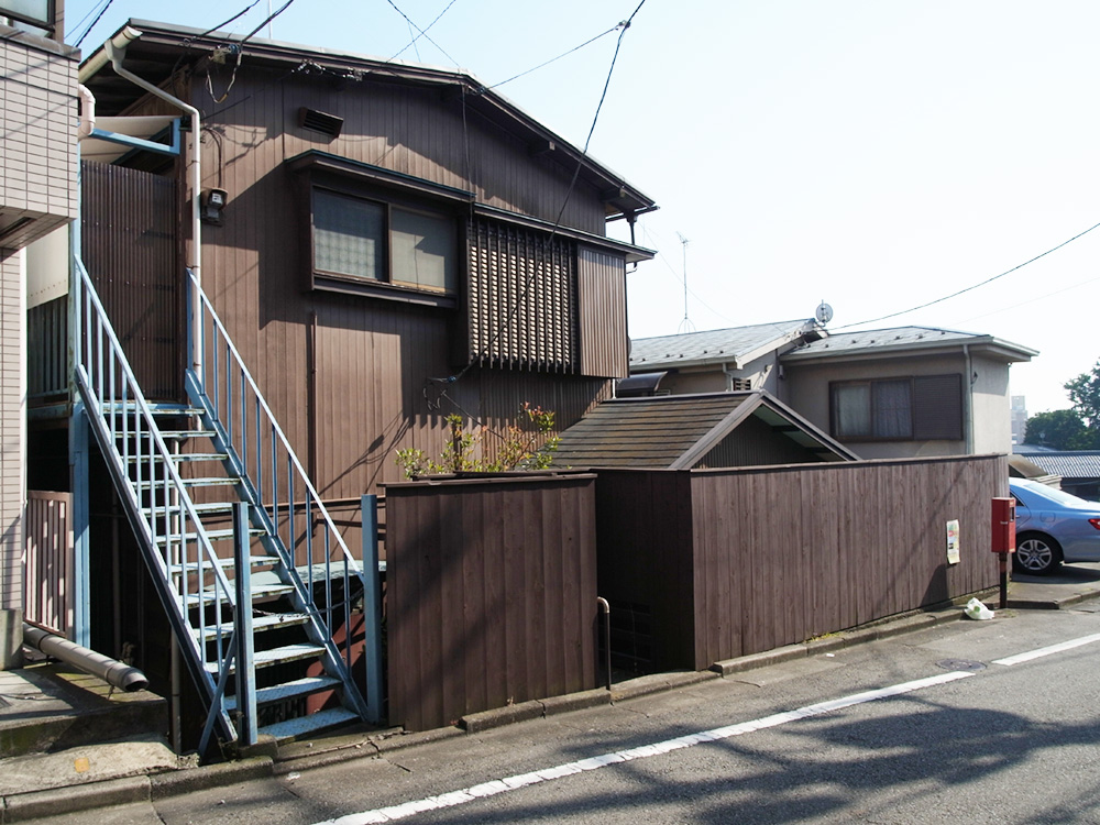 『マゴメロッジ』の以前の姿。昭和3年に建てられた後、増改築を繰り返しながら住み続けてきた家でした。