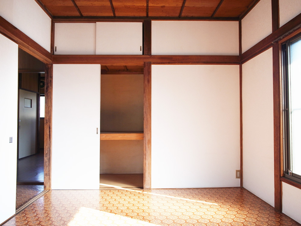改装前の2階の居室。押し入れや竿縁天井、レトロな模様の床はシェアハウスになった今も変わりません。