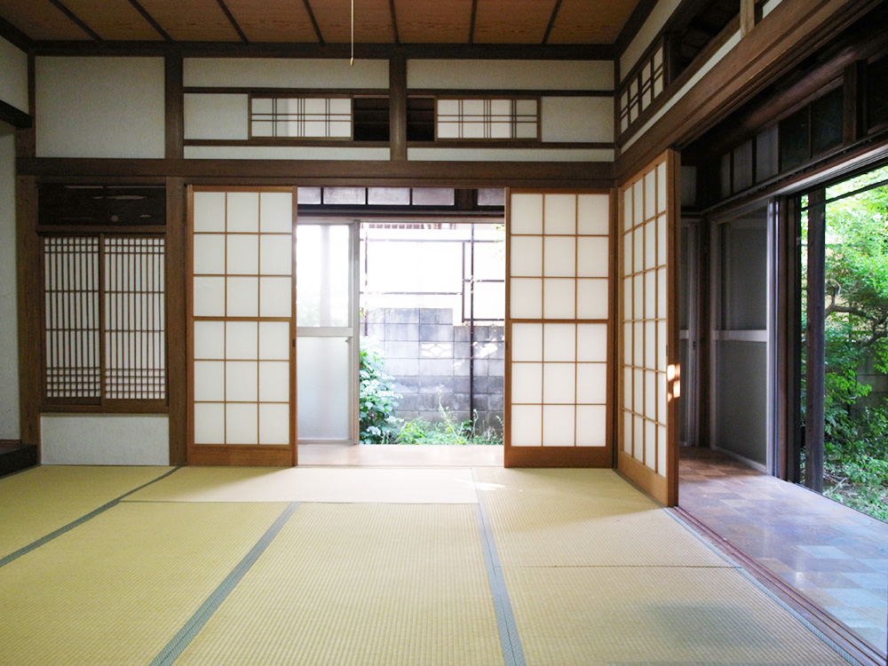 改装前の1階リビング。周囲が建て込んでいないため、障子を開け放つと実際の広さよりもゆったりとして感じられます。