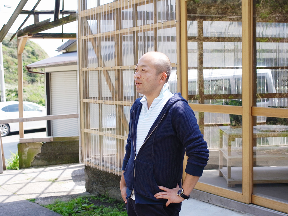 生まれも育ちも横須賀だという岩﨑聖秀さん。お父様が興した株式会社湘南衣笠ゴルフを経営しています。