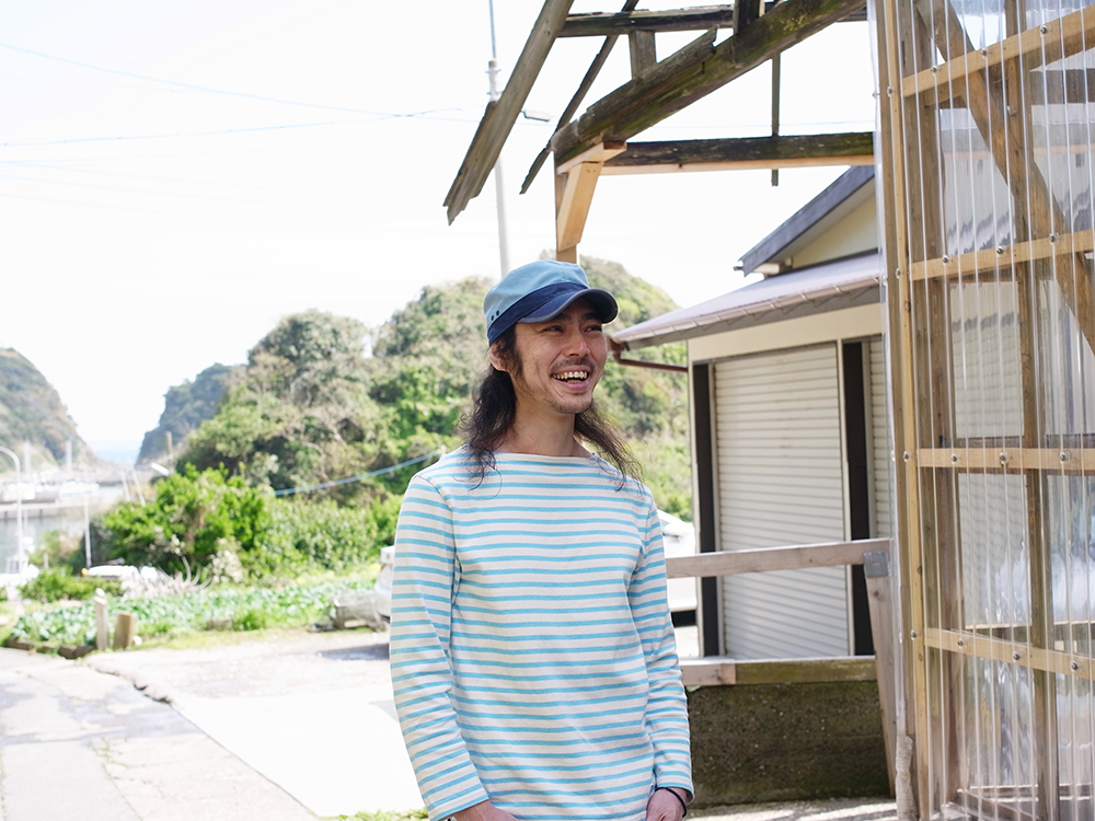 三崎でパン屋「充麦」を営む䕃山充洋さん。『みやがわベーグル』で使う小麦は、????山さんが三浦で自家栽培したもの。