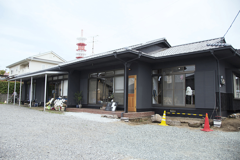 キャプション:熊本地震で被災した店舗から移転し、熊本市東区で再オープンした『Sakuraki no ie』。大きな平屋建ての一軒家を改装してお店にしました。