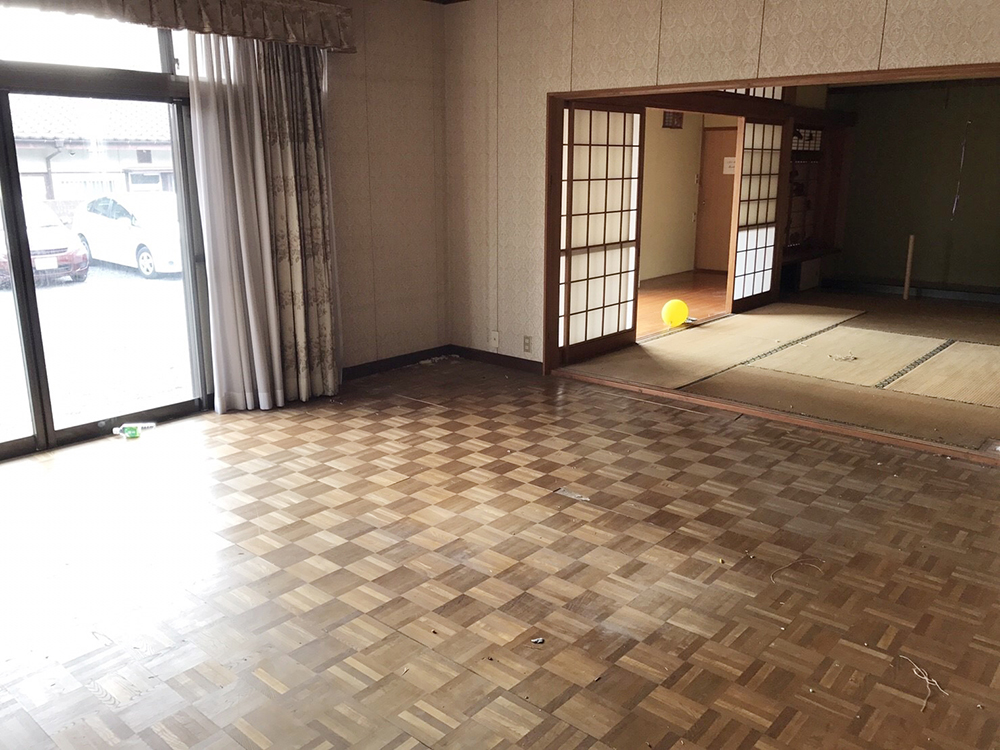 キャプション：現在の店舗の改装前の様子。延床が150㎡もある平屋建てで、「入居者による改装OK」という条件で貸し出されていました。