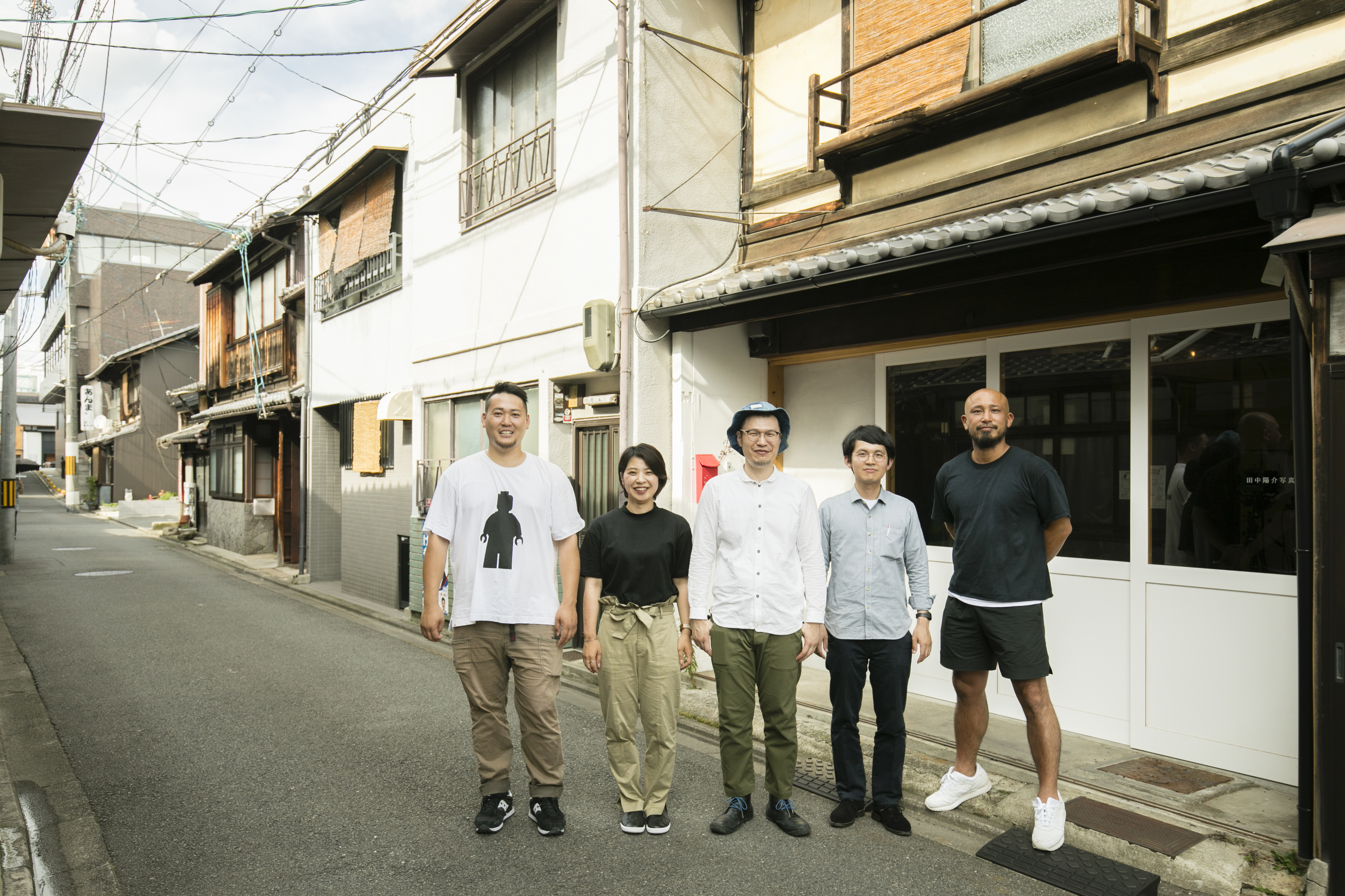 「清水五条の家」を背に立つ『BASEMENT KYOTO』のメンバー。プロジェクトは建築や不動産のプロとアーティストの協働から生まれました。