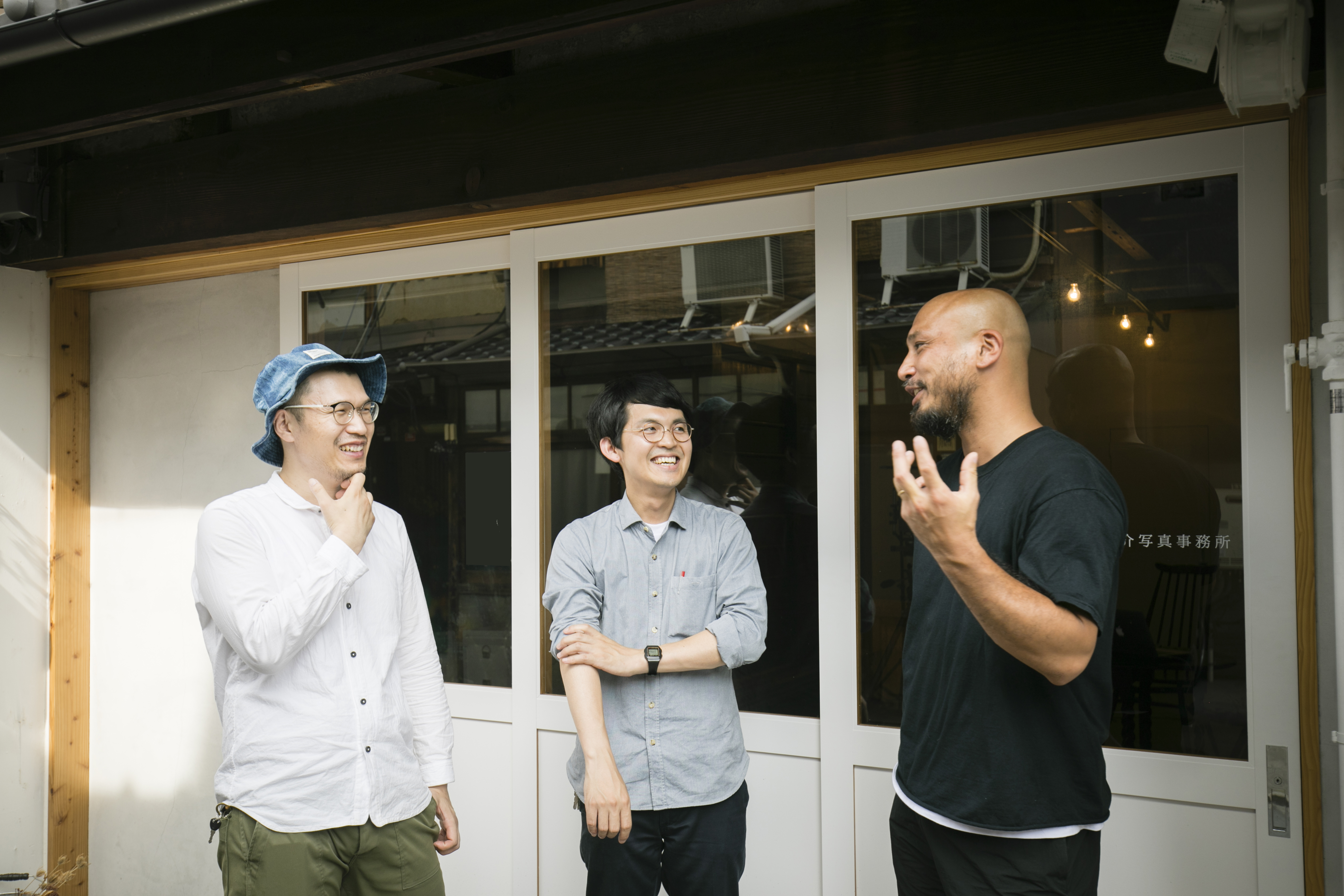 TANK代表の福元成武さん(右)と美術家の矢津吉隆さん(左)、建築家でありリサーチャーでもある榊原充大さん(中央)。