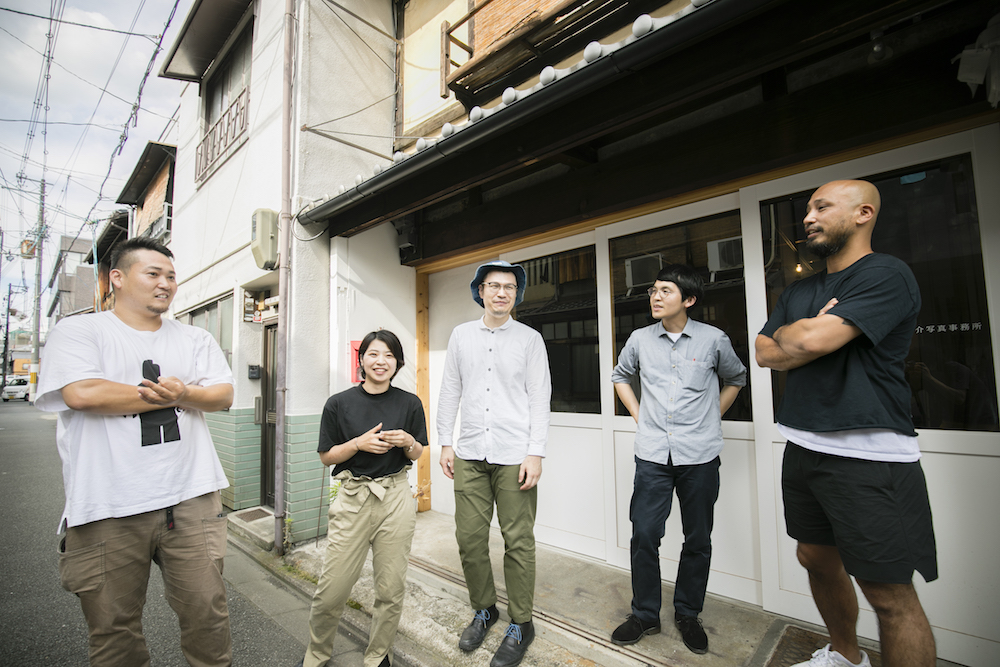 建築や不動産だけでなく、街の特性であるアーティストの視点や地域性を考慮。持続性のある空き家活用スタイルが生まれました。