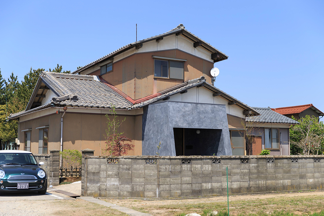 空き家になっていた昭和57年築の木造2階建ての住宅を再生した『場所』。外観は、玄関まわり以外そのままです。