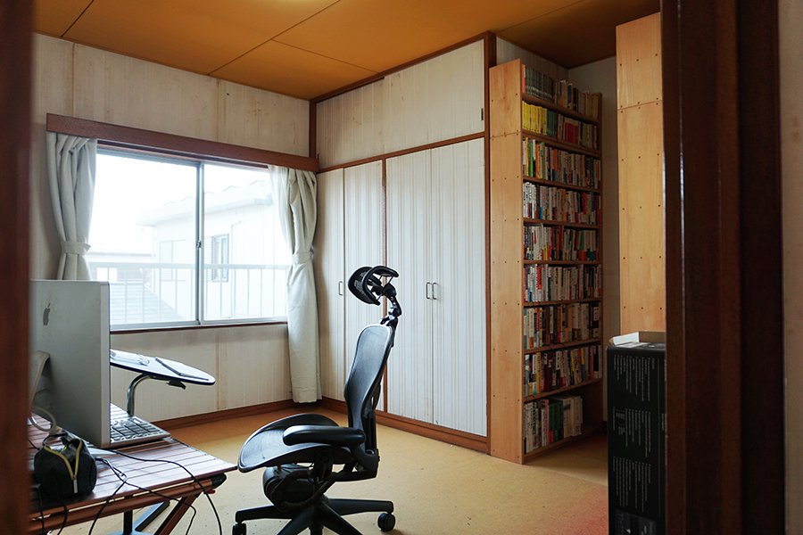 ２階の３室はすべて豊さんの仕事部屋に。こちらの事務作業部屋は、隣の部屋との間仕切り壁を抜いてつなげることを計画中。