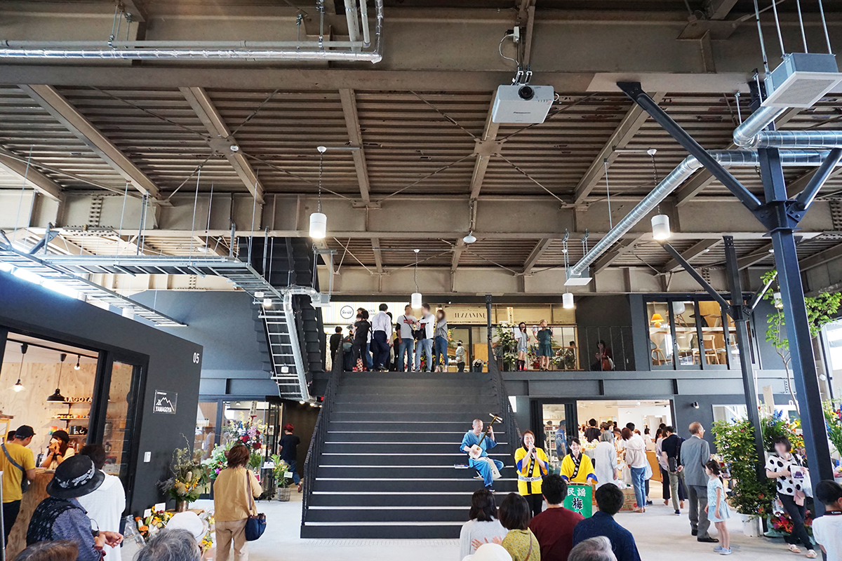 “屋根付きの公園”をコンセプトにしたオープンスペース「KAMENOCHO HALL KO-EN(カメノチョウホールコーエン)」。
