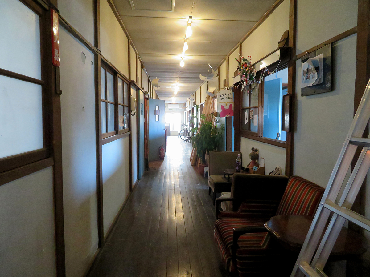 『せんぱく工舎』(千葉県松戸市)の2階。古さはそのままにアトリエやオフィス、工房などとして使われている
