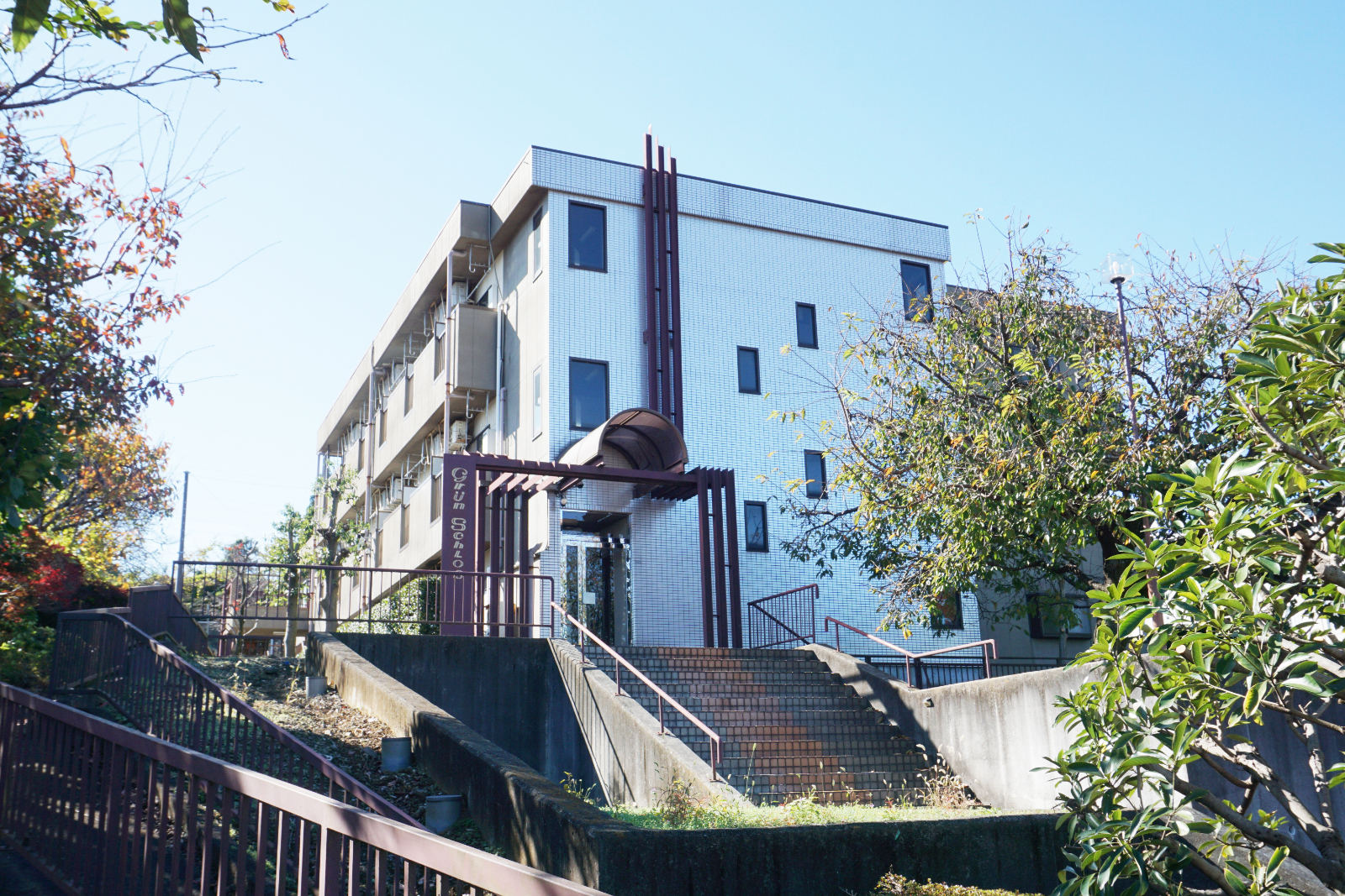 京王線「北野駅」から徒歩10分の立地にある『アパートキタノ』。まもなく築30年、築古のゾーンに突入する頃合いです